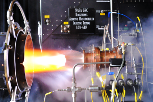 В прошлом году компания Aerojet Rocketdyne испытывала 3D-печатную топливную форсунку, показанную на фото выше.