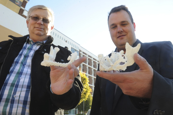 Двум раковым больным из Южной Африки установили напечатанные на 3D-принтере протезы челюсти