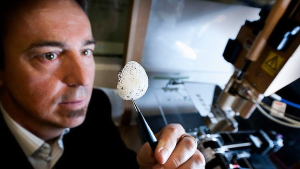 Профессор Дитмар Гатметчер с 3D-печатной структурой молочной железы. Фотография: Технологический Университет Квинсленда