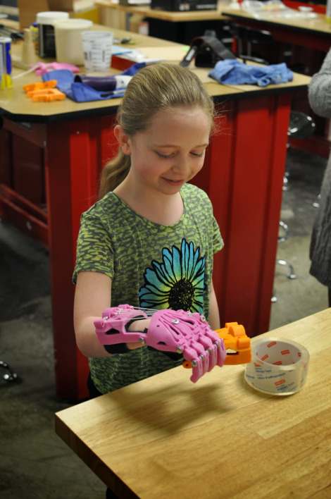 Онлайн сообщество создало 3D-печатную руку для 9-летней девочки