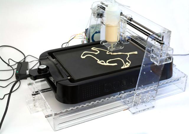 3D-принтер PancakeBot распечатывает блинчик в форме лошади и наездника