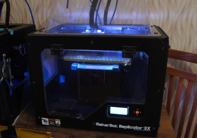 продам MakerBot Replicator 2X
