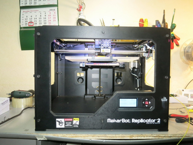 Продаем MakerBot Replicator 2