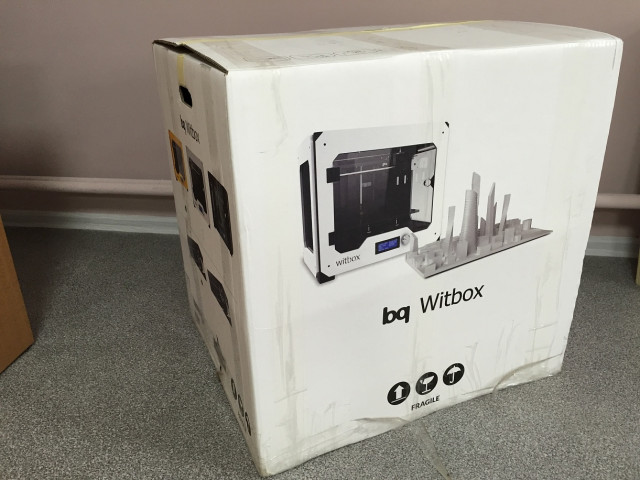 Срочно продам 3D принтер Witbox плюс 8 катушек пластика PLA.