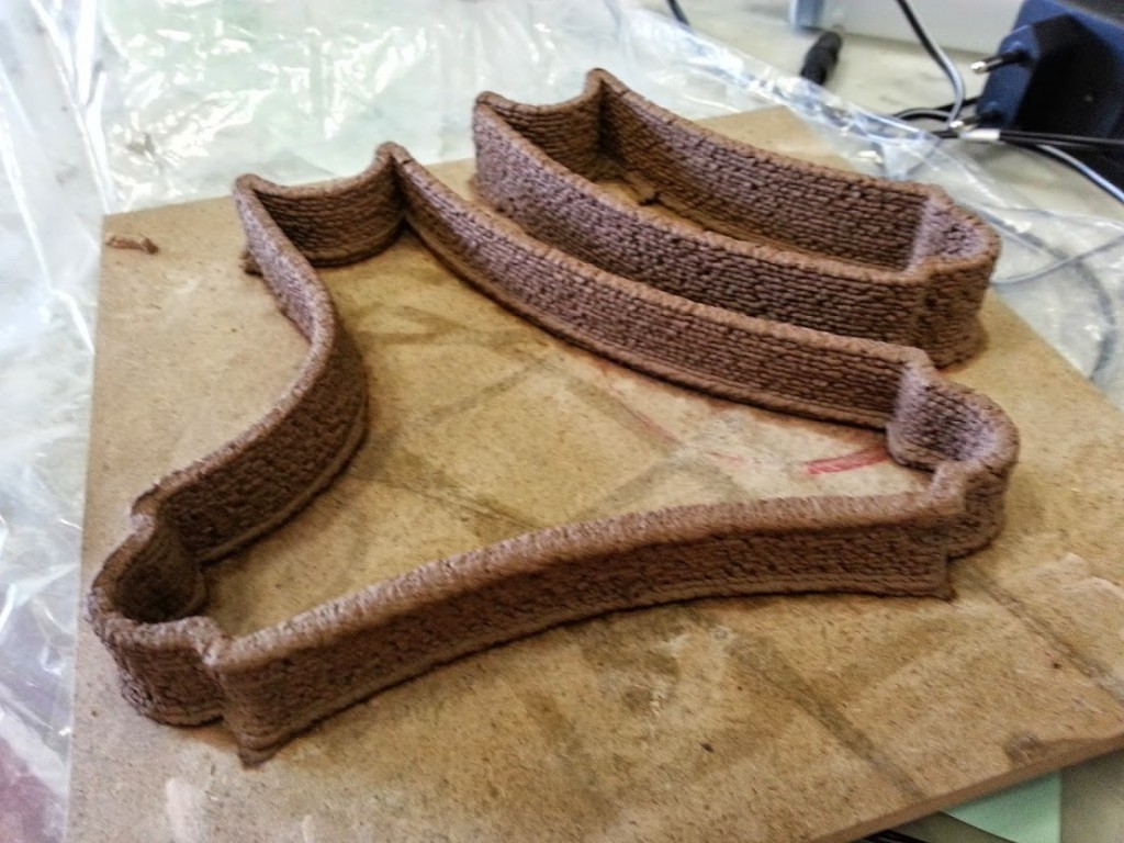 Распечатанные на 3D-принтере модули из глины с добавлением кофе