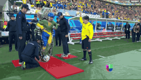 «Мы сделали это!» Парализованный мужчина в 3D-печатном экзоскелете ударил по мячу на церемонии открытия Чемпионата мира по футболу