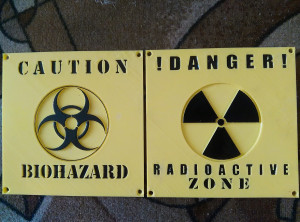 знаки: радиация, бактериологическая опасность .