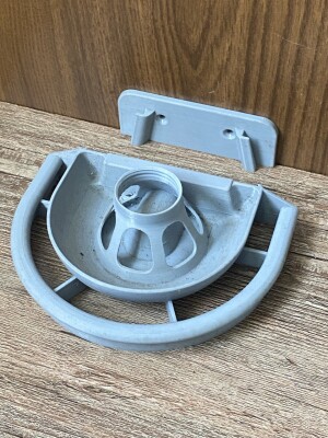 Кормушка под молочную бутылку для крепления на вертикальной поверхности.