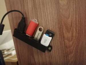 Держатель для USB-флешек и проводов