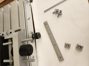 Удобное крепление простых плоских тисков к столу CNC3018.
