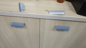 Накладная ручка мебельной дверцы