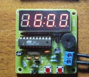 Цифровые 4-битные электронные часы AT89C2051