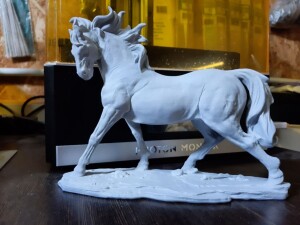 Лошадь скульптура