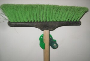 Держатель метлы ( broom holder )