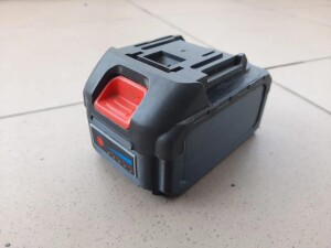 Низ корпуса аккумулятора типа китайской Makita на 2-е и 3-и параллели + холдеры