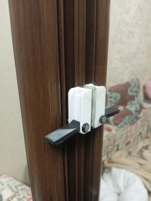 Антивандальный блокиратор дверей шкафов-купе от котов