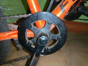 часть защиты цепи детского велосипеда