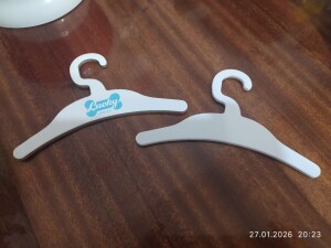 Игрушечная вешалка для кукольной одежды