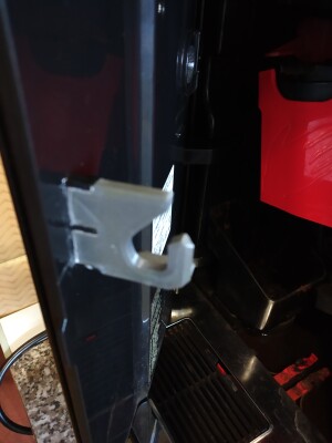 Ремонт защелки на дверце кофемашины Bosch VeroCup 100 / TIS30129RW