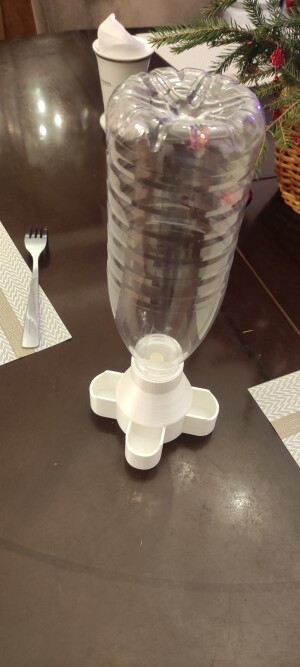 Кормушка для птиц из молочной бутылки