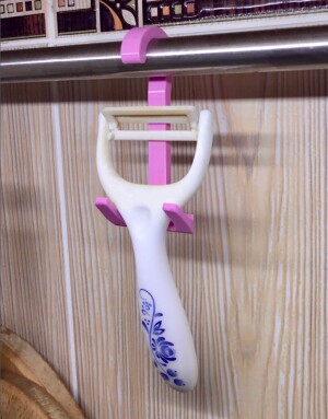 Крючок на рейлинг для овощечистки