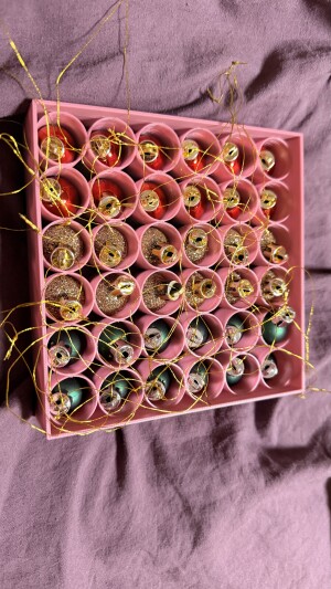 Коробка для мелких новогодних шариков