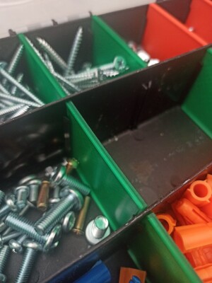 Перегородка ящика для крепежа.