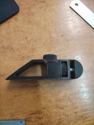 Простенький держатель для наждачной бумаги