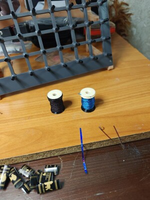 Катушка для ниток с фиксатором нити