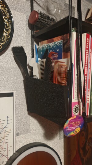 Еще один стаканчик, теперь в прихожую, для расчесок.