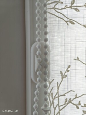 Фиксатор шнурка с шариками для рулонных штор или жалюзи.