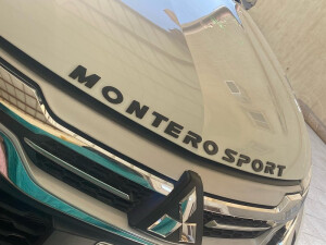 MONTERO SPORT буквы на капот