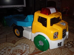 Шуруп и колесо для игрушечной машинки