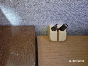 держатель type-c проводов на столешнице держатель type-c проводов на столешнице