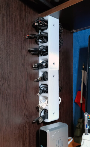 Органайзер для зарядных кабелей.