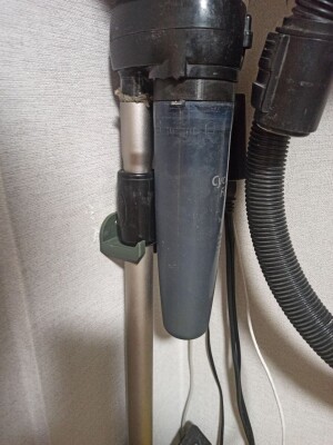 Крепление трубы пылесоса на стену.