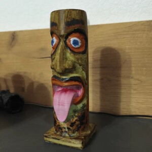 Тотем страж с ухмылкой.