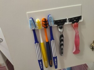 Держатель для зубных щеток и бритв