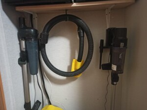 Крюк для шланга пылесоса под полку.