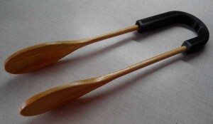 Кухонные щипцы из набора деревянных ложек