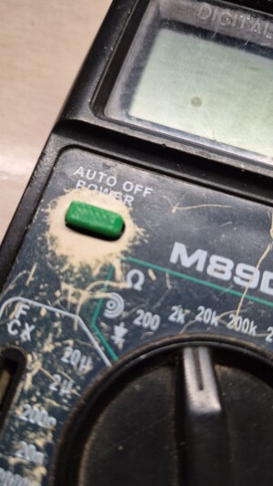 Кнопка включения мультиметра M890C+