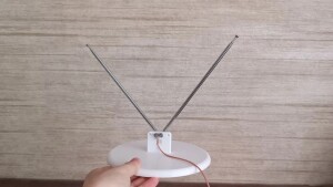 Основание для антенны с телескопическими усами