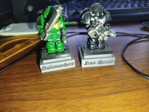 Подставки для Лего минифигурок.