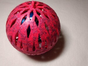 Новогодний сюрприз: шарик с прорезями