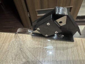 Нож для обрезки кромки мягкого стекла.