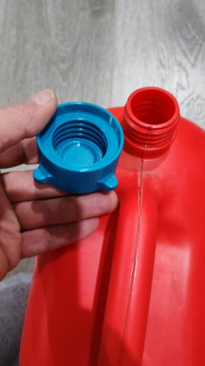 крышка пластиковой канистры для бензина+держатель лейки