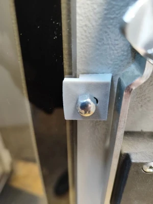 Площадка - держатель стекла телекоммуникационых шкафов ZPAS