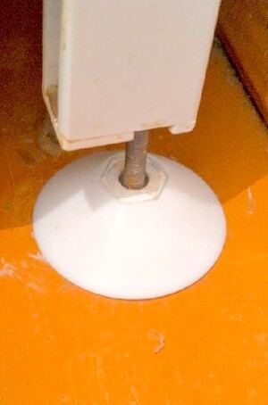 Опорная площадка распорного винта экрана ванной