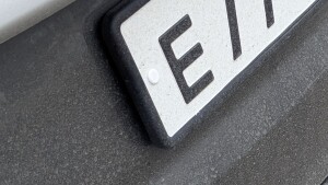 Заглушка отверстия в номерном знаке