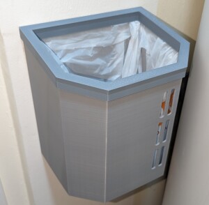 Настенная мусорка с держателем пакета на 10 литров.